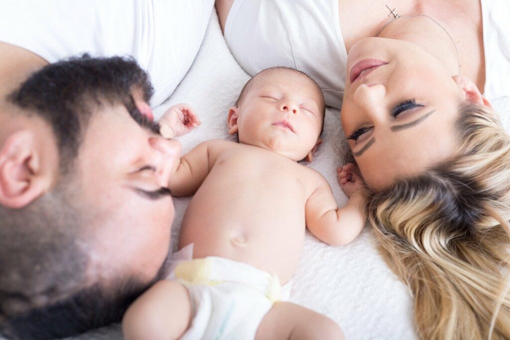 Baby-Melody-mother-and-father-with-their-baby-in-bed